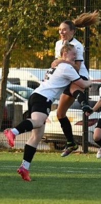 2023-24 Shannon scores Darts' 6th and her 1st v SU 15-10-2023 c-up. TE.jpg