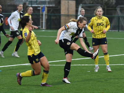 2023-24 v Oxford FAC Lizzie clears.jpg